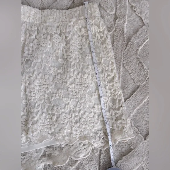 Chic Cream Lace Shorts - Picture 4 of 4